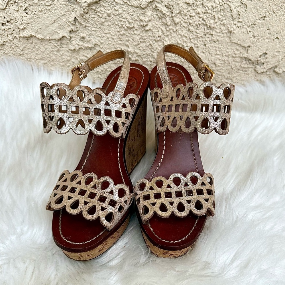 Tory Burch Nori laser cut wedge sandals - Picture 5 of 9